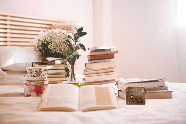 Cărți și obiecte simple într-un spațiu luminos și liniștit, în tonuri albe și neutre